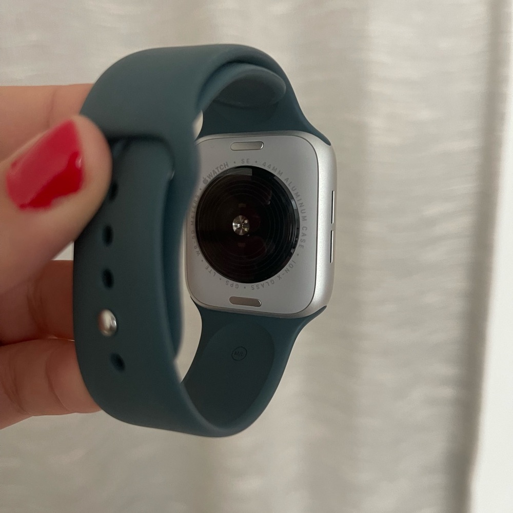 Apple Watch SE 3 44 MM w/ Two Bands - Picture 3 of 5